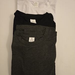 Bundle Of 5 Men Or Youth Size M S/Sleeve Basic Tees; 2 White, 2Black, 1 Gray
